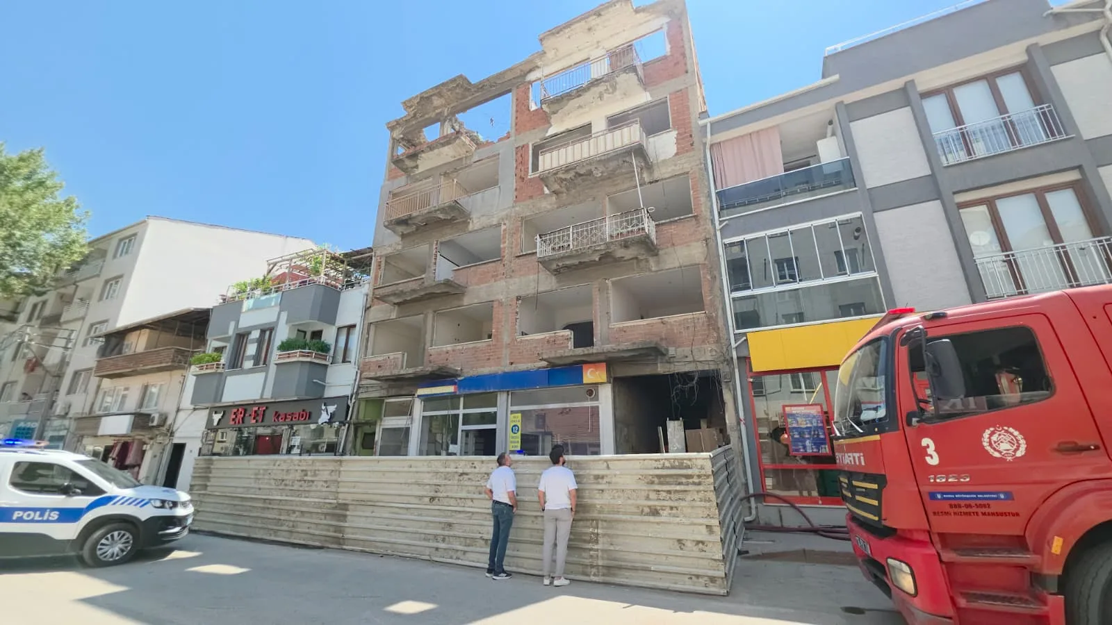 Yıkım sırasında yangın çıktı