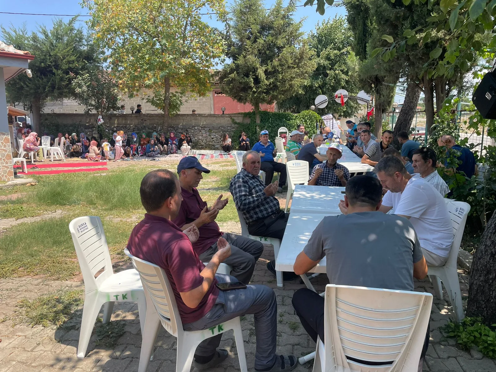 İnegöl'de sıcaktan bunalan köylülerden toplu olarak yağmur duası