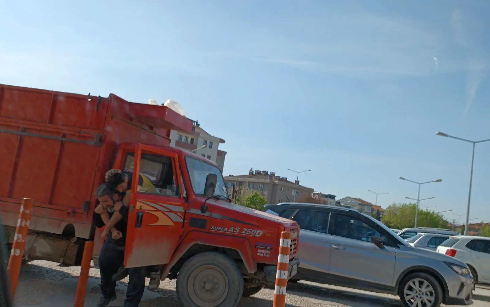 İnegöl'de canı yanan genç babasının sırtında hastaneye getirildi