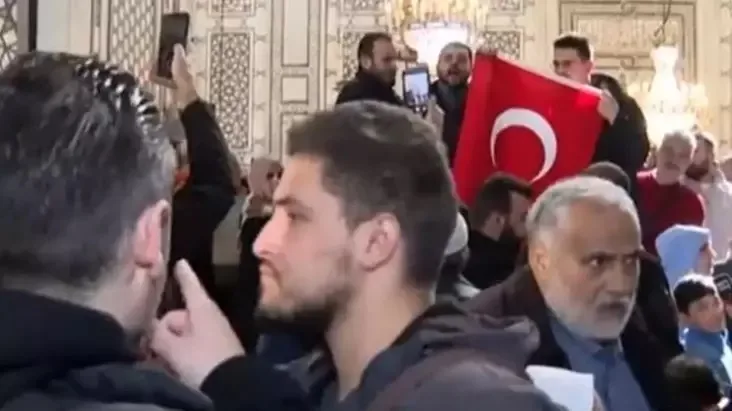 Suriyelilerin akın ettiği Emevi Camii'nde Türk bayrağı açıldı