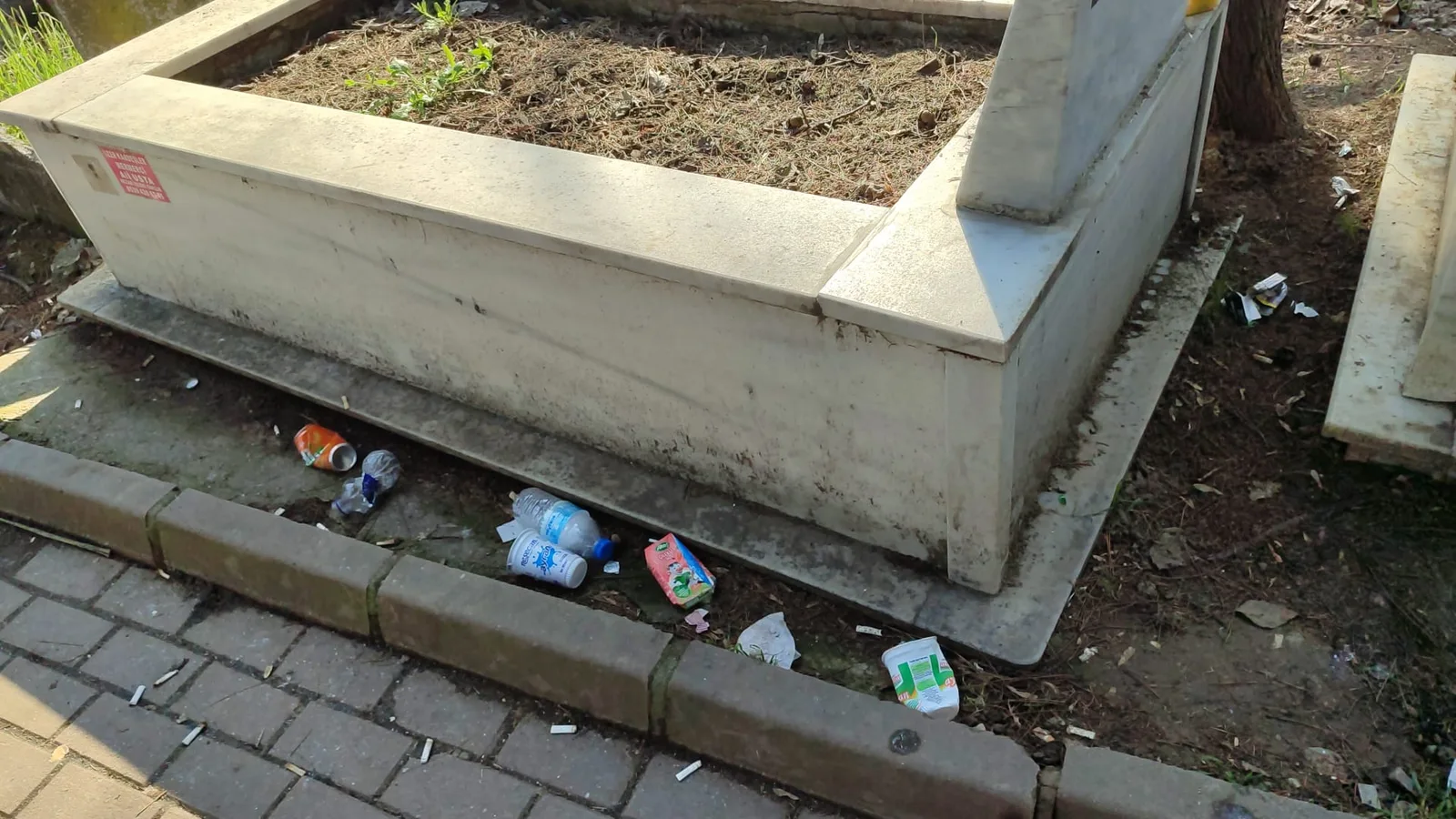 Öğrenciler mezarlığı çöplüğe çevirdi