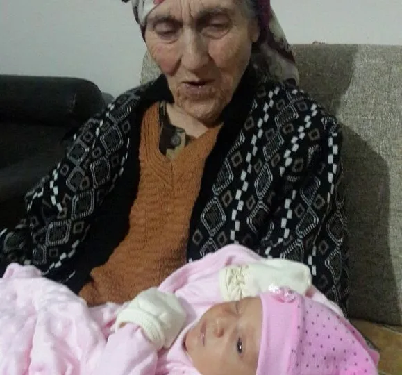 93 yaşında torununun torununu gördü