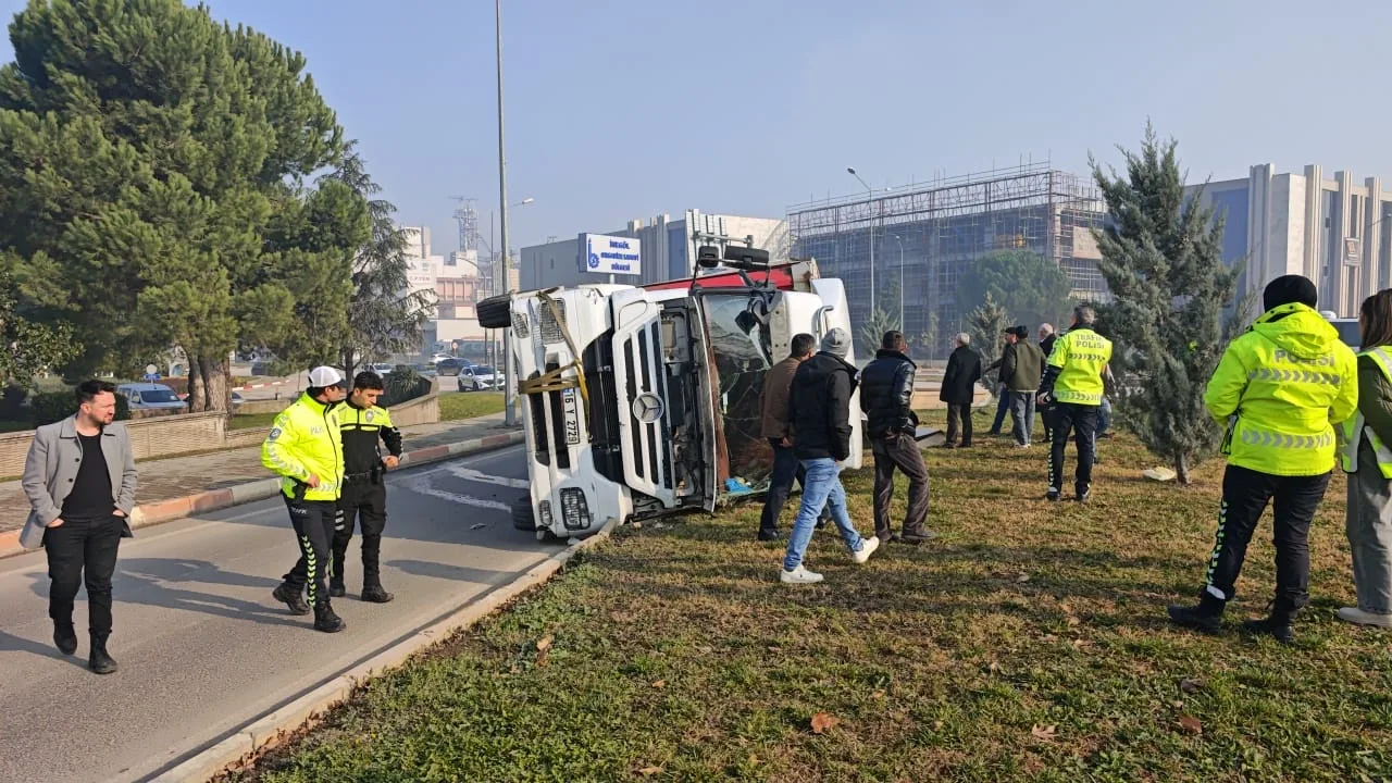 Sunta yüklü tır yan yattı