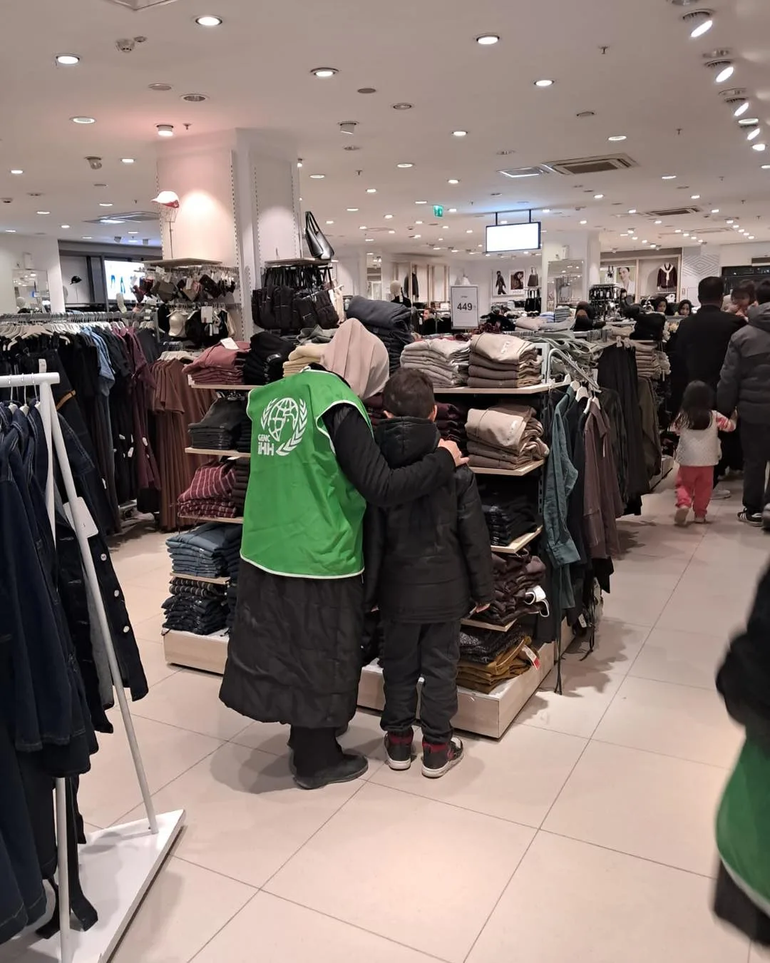 iHH çocukların yüzünü güldürdü