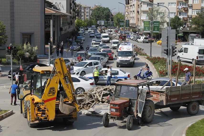Kalıplar devrildi, trafik arapsaçına döndü
