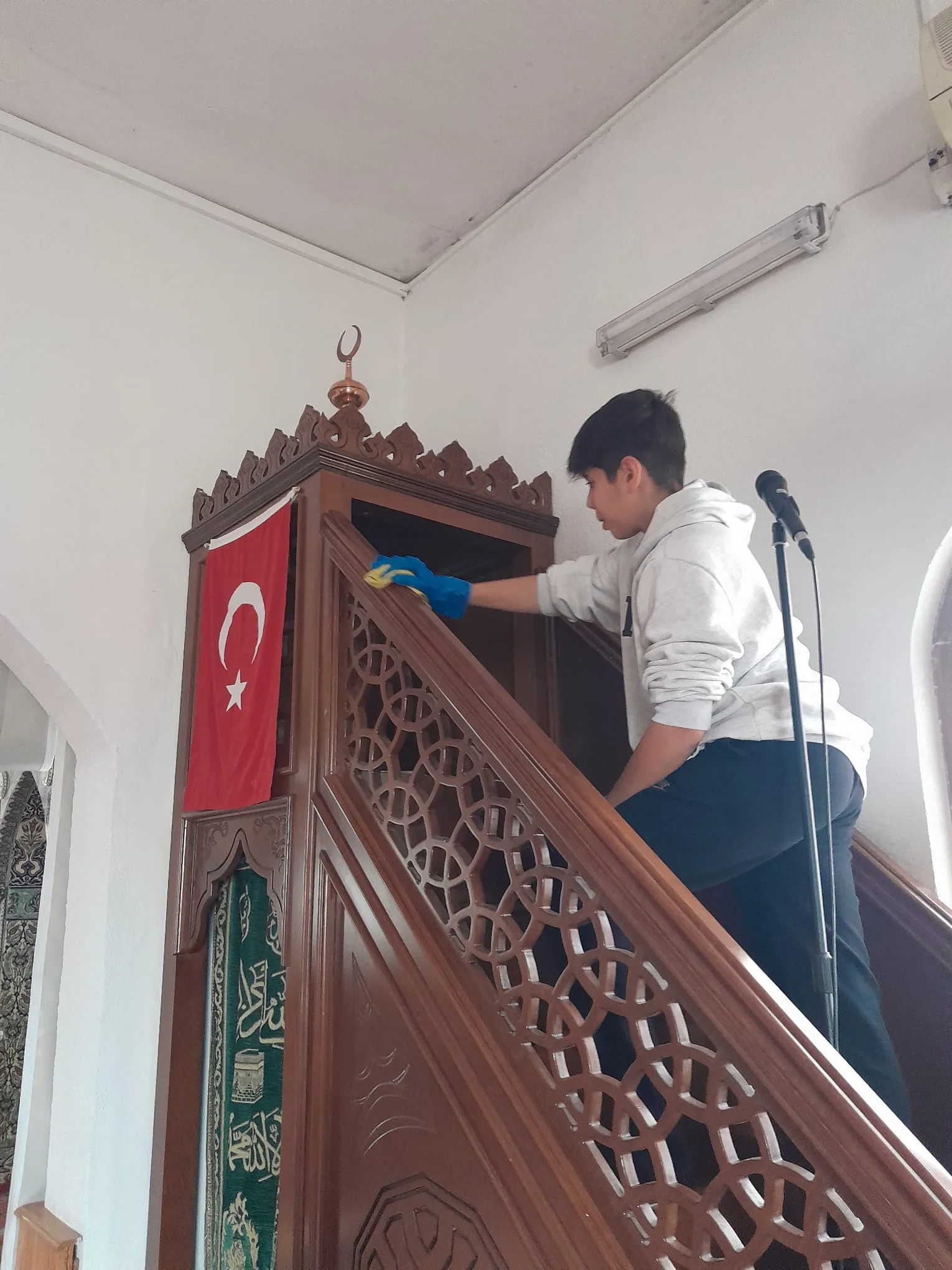 İnegöl'de gönüllü gençler camilerini temizliyor