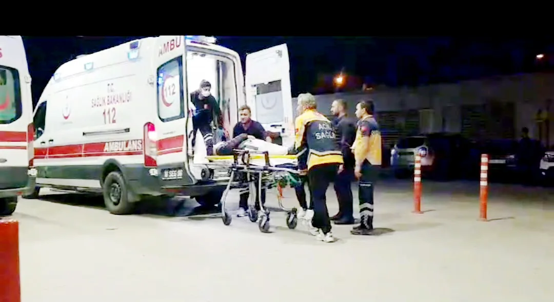 Balkondan otomobilin üzerine düşen kişi yaralandı