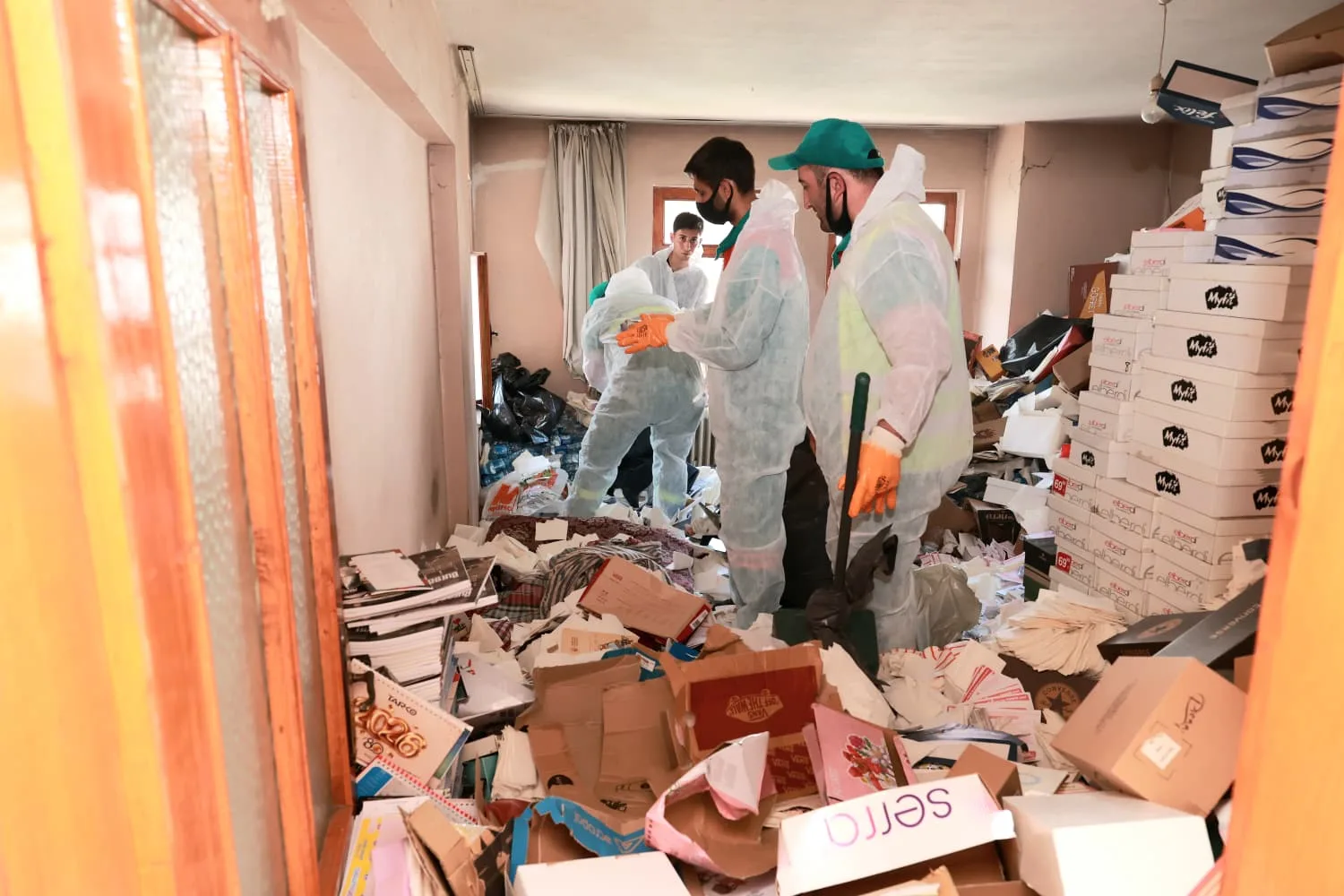 Çöp evden yaklaşık 20 ton çöp çıkarıldı