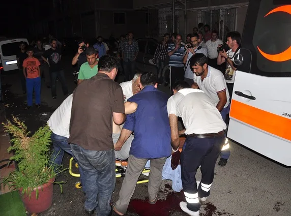 Sokakta sohbet ederken kurşunladılar