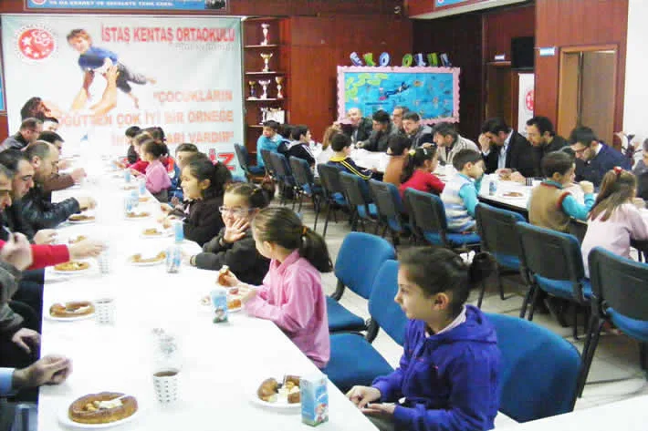 Simitlerini babalarıyla paylaştılar