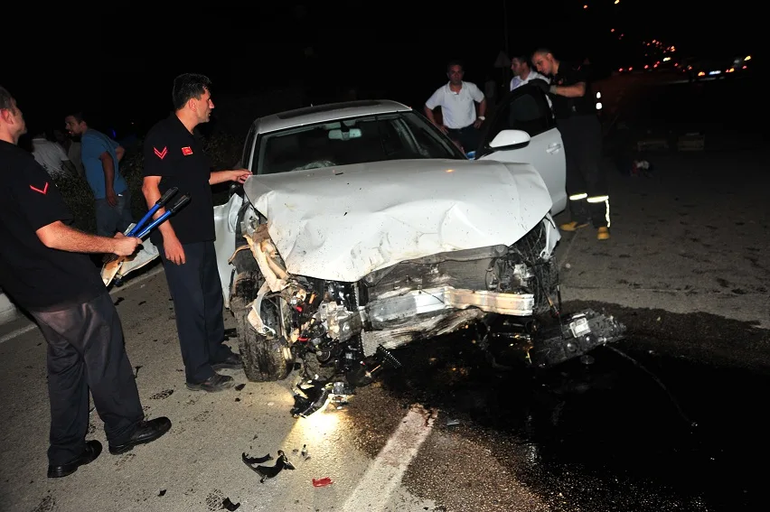 Düğüne giderken kaza yaptılar