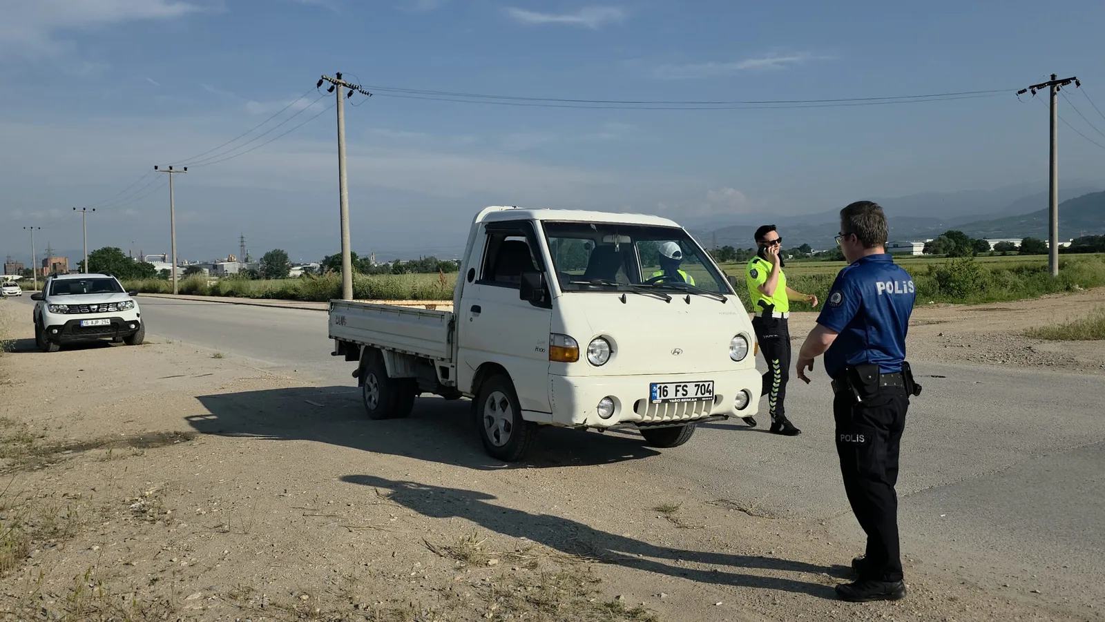Önce silahla ateş açtı, ardından aracını bırakıp kaçtı