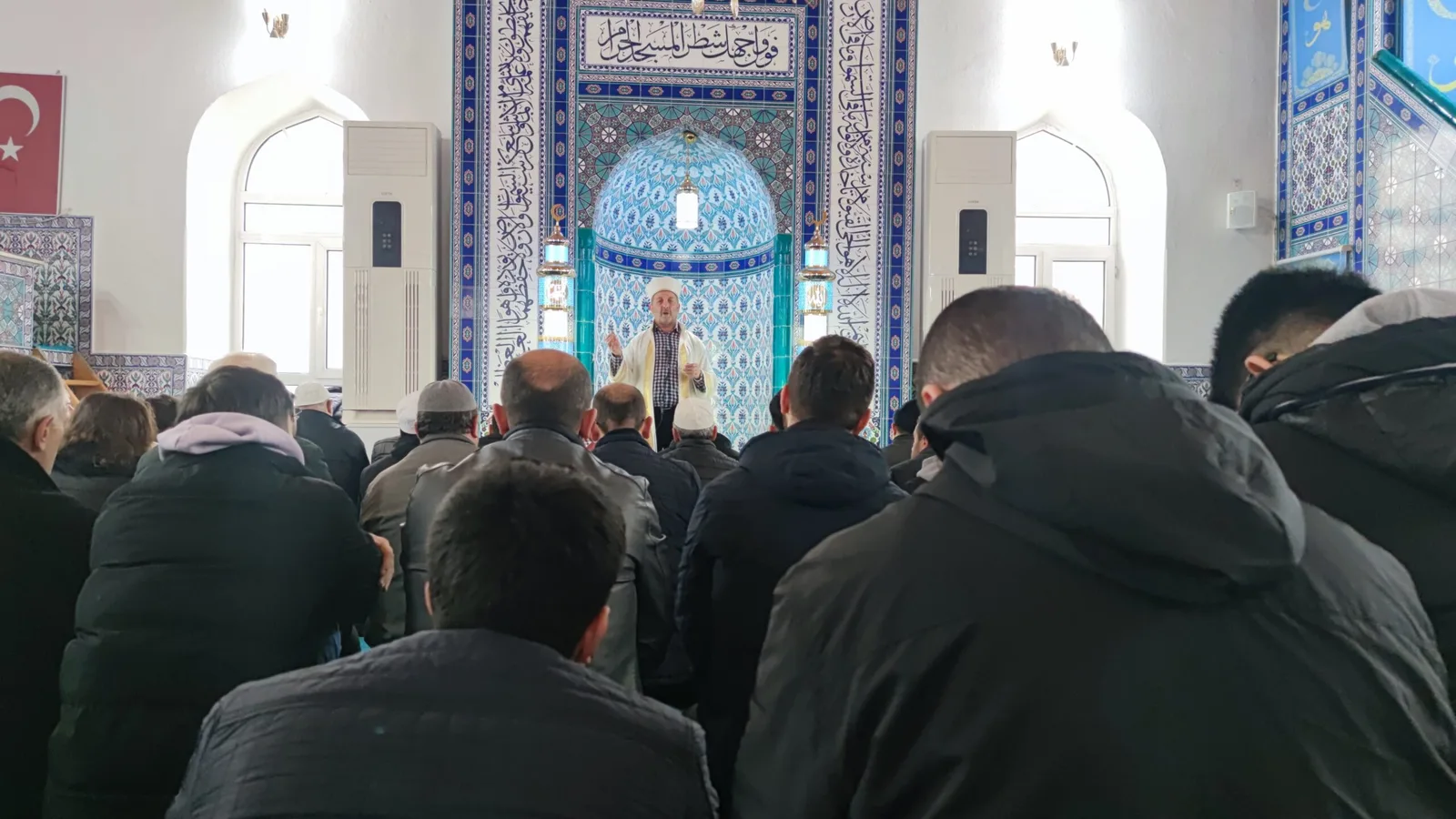 İnegöllü İmam, alışılmışın dışında hitap şekli ile vatandaşlardan ilgi görüyor