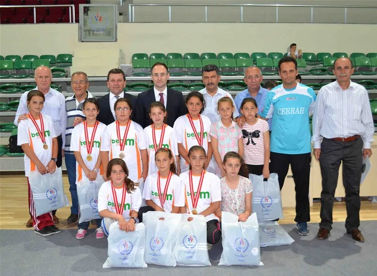 Voleybol şampiyonu Cerrah ödülünü aldı