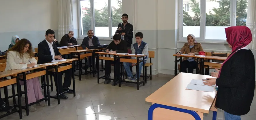 Liseliler münazarada karşı karşıya