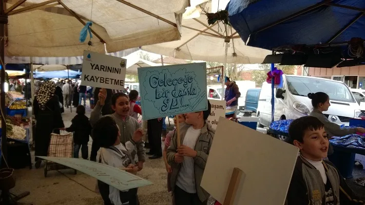 Suyun önemine pazarda dikkat çektiler