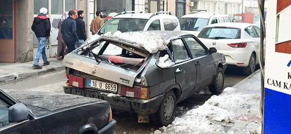 Kar birikintisi maddi hasara neden oldu