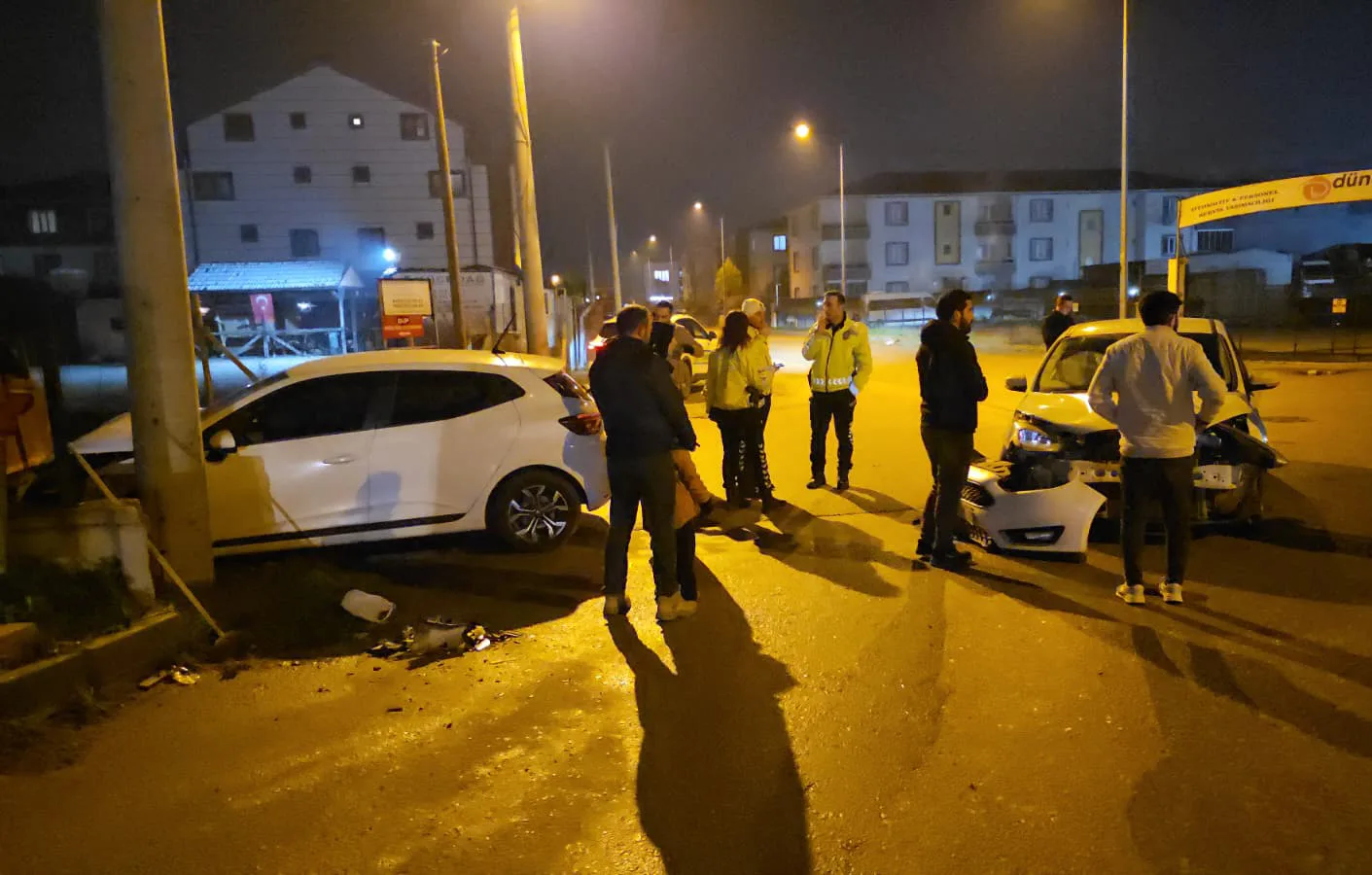 Otomobiller çarpıştı bir sürücü yaralandı