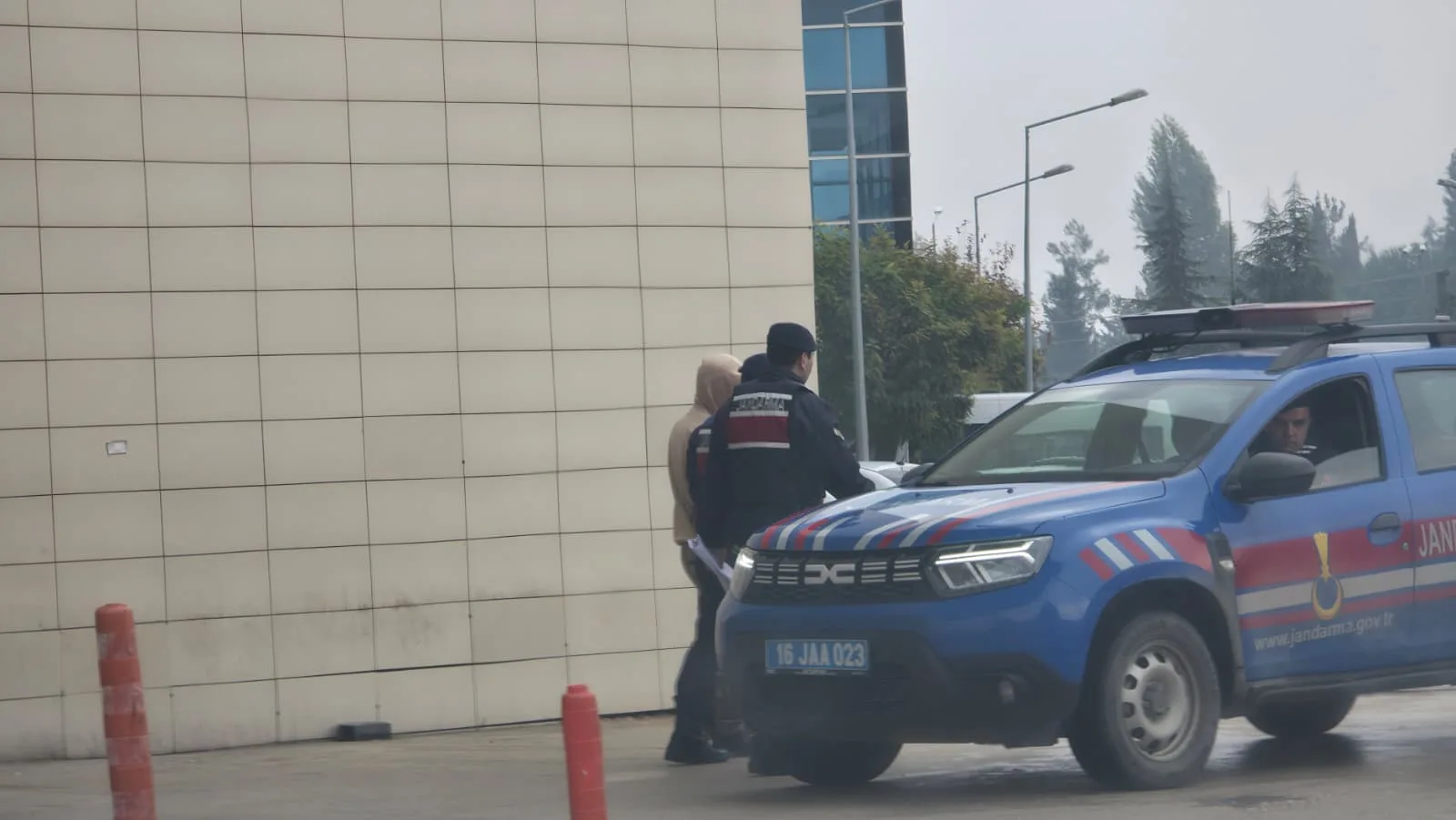 Resmi belgede sahtecilik suçundan aranan şahıs yakalandı