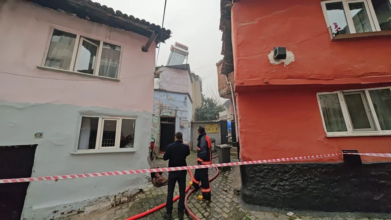 Ahşap evde çıkan yangın söndürüldü