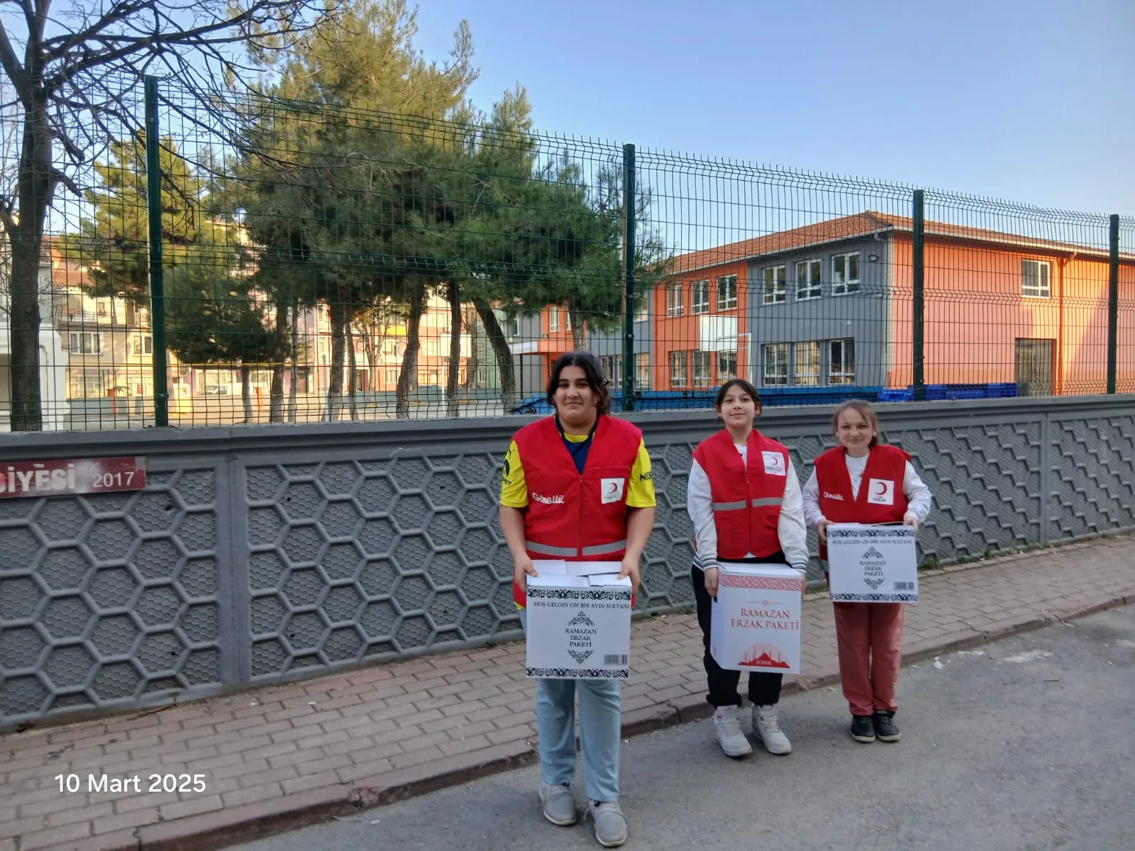 İnegöl’de öğrenciler, yardım kolilerini ihtiyaç sahiplerine teslim etti