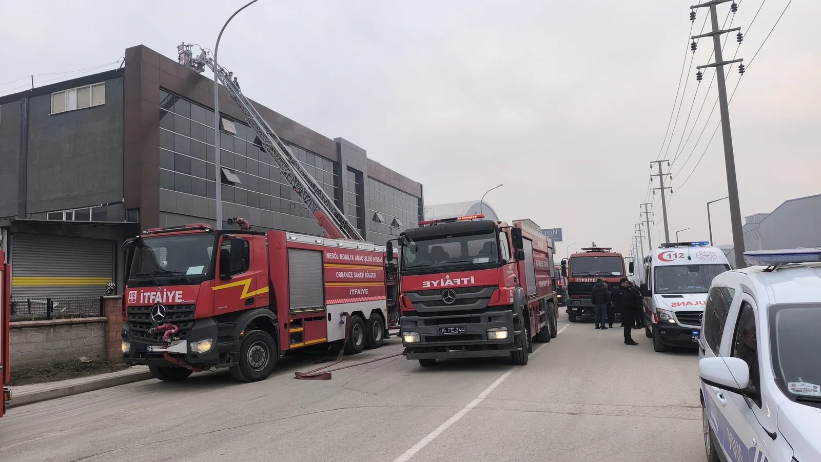 Yangına müdahale eden İtfaiye eri yaralandı