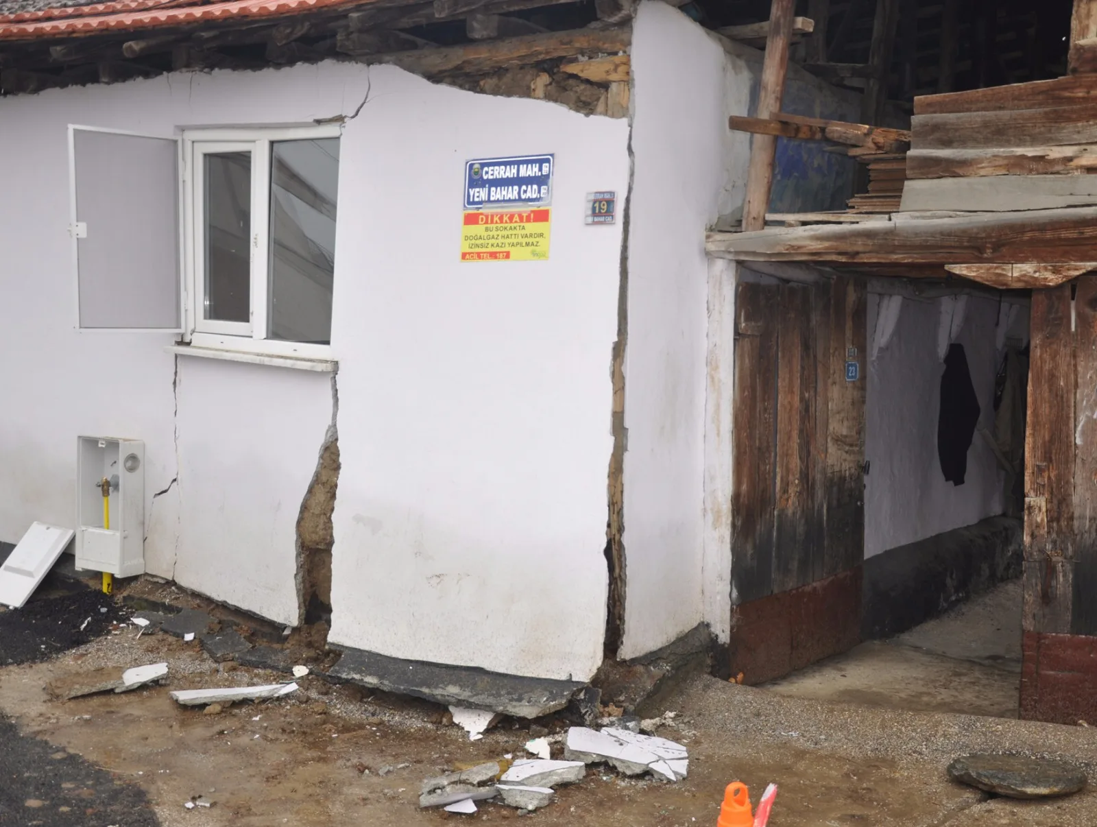 CERRAH’TA KORKUTAN PATLAMA EVİN DUVARLARI YIKILDI