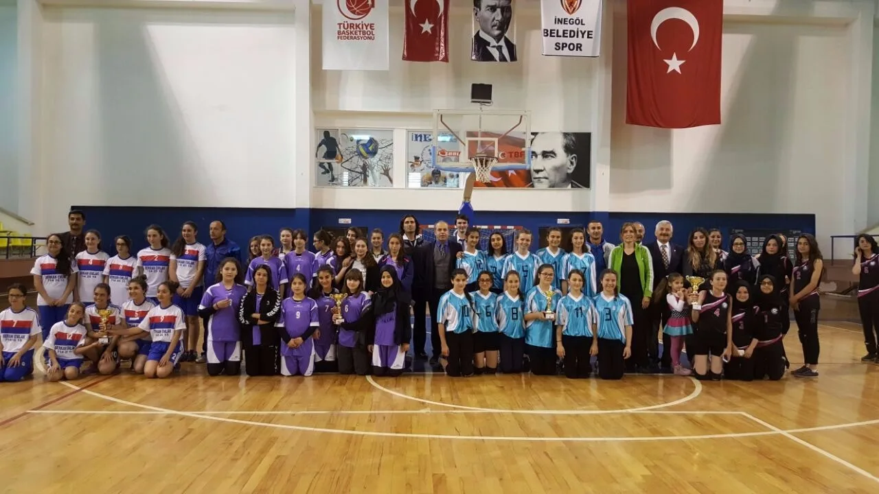 Voleybolcular ödüllendirildi