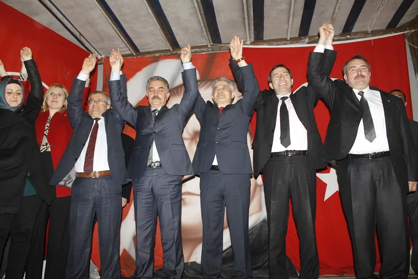 “İki eliniz kanda da olsa oy kullanın!”