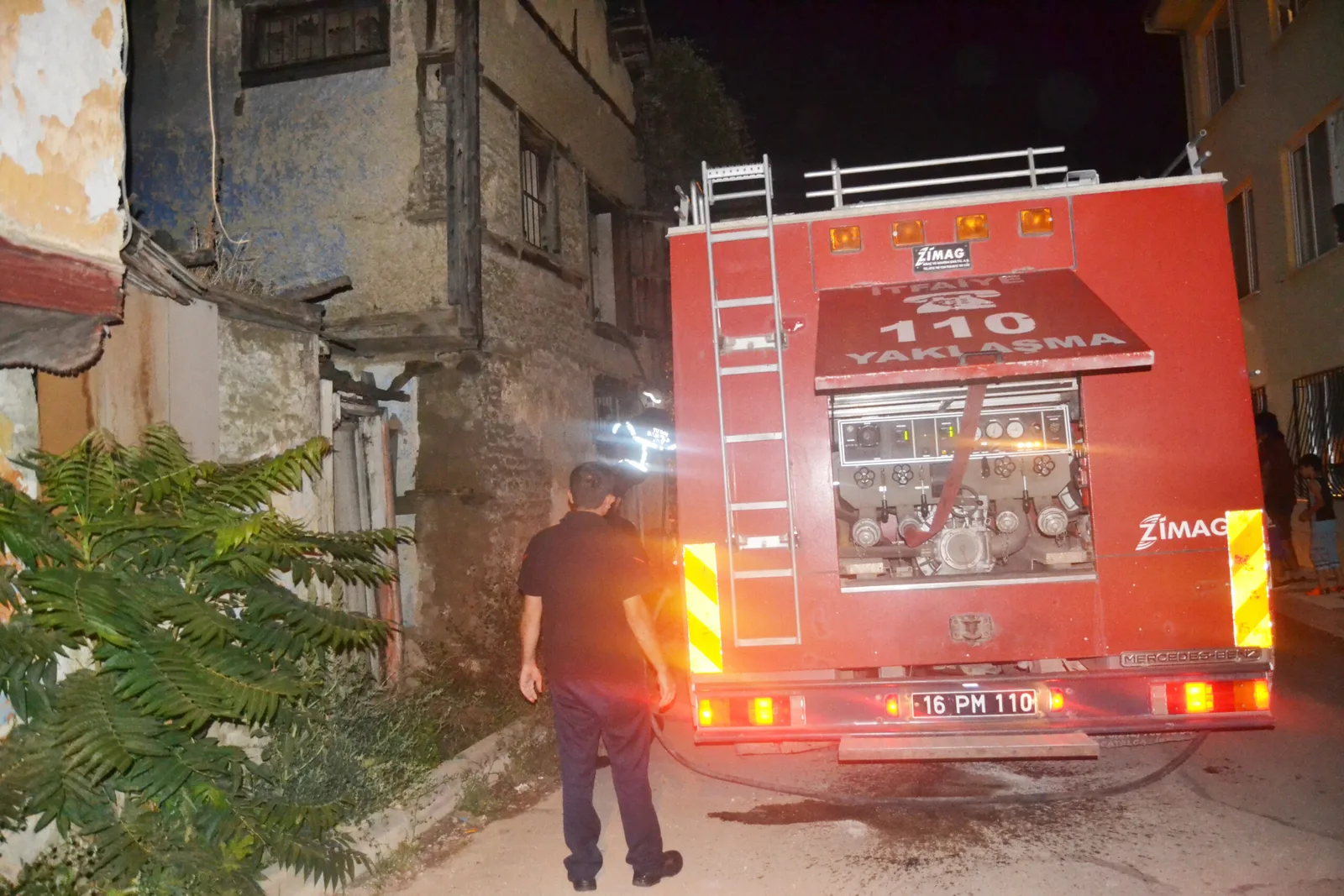 Metruk binada çıkan yangın korkuttu