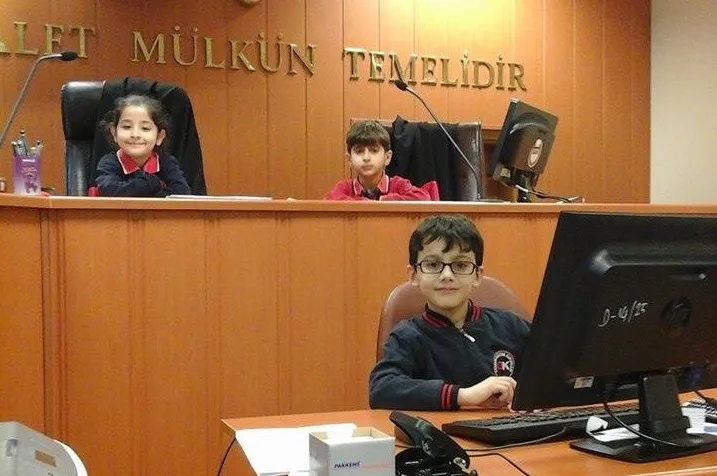 Kosovalı minikler adalet sarayında