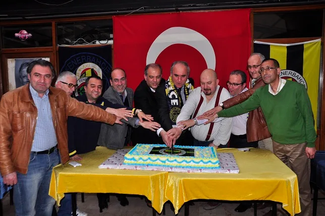 107.yıl dönümünü pasta keserek kutladılar