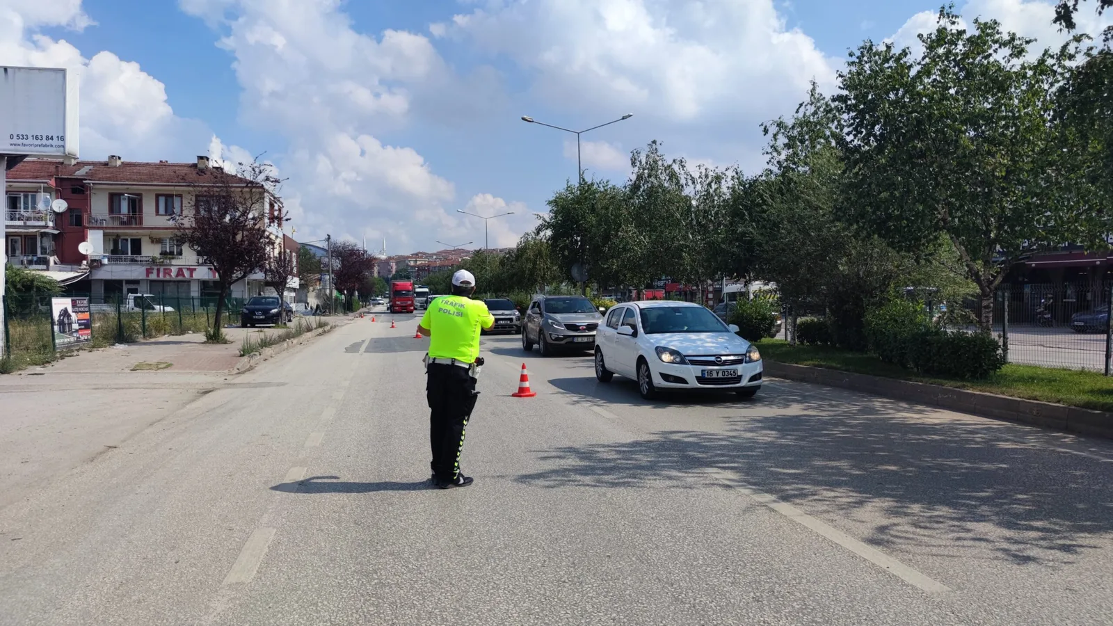 İnegöl'de kask ve kırmızı ışık denetiminde 20 sürücü ceza yedi