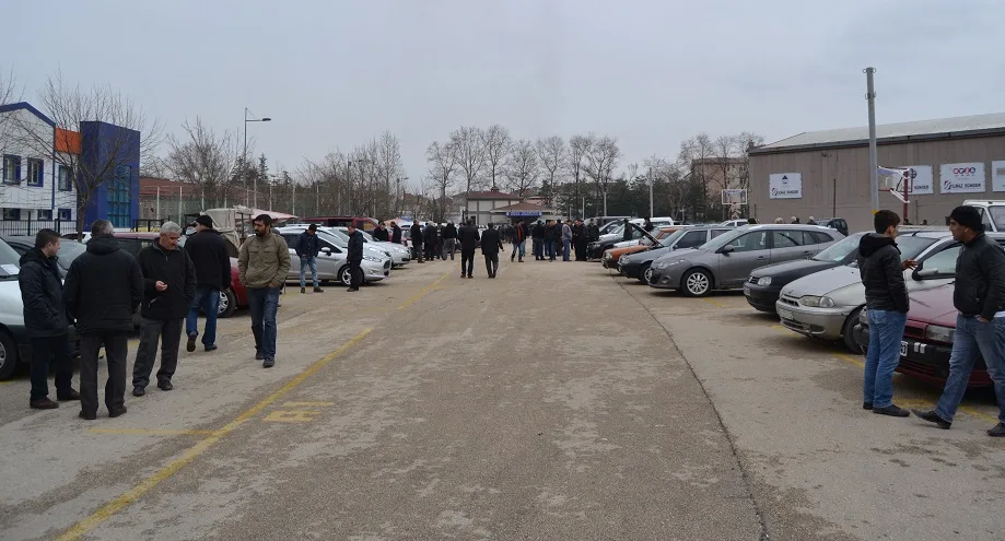 Oto pazarında satışlar devam ediyor
