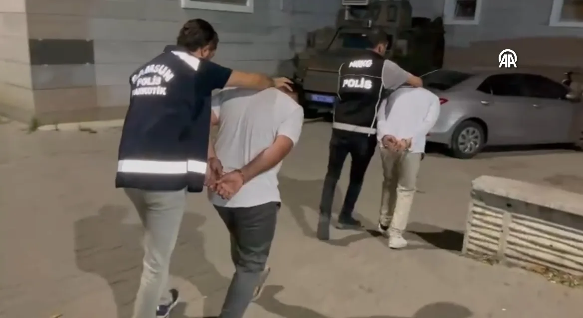 Mide ve bağırsaklarında uyuşturucu bulunan 2 zanlı yakalandı