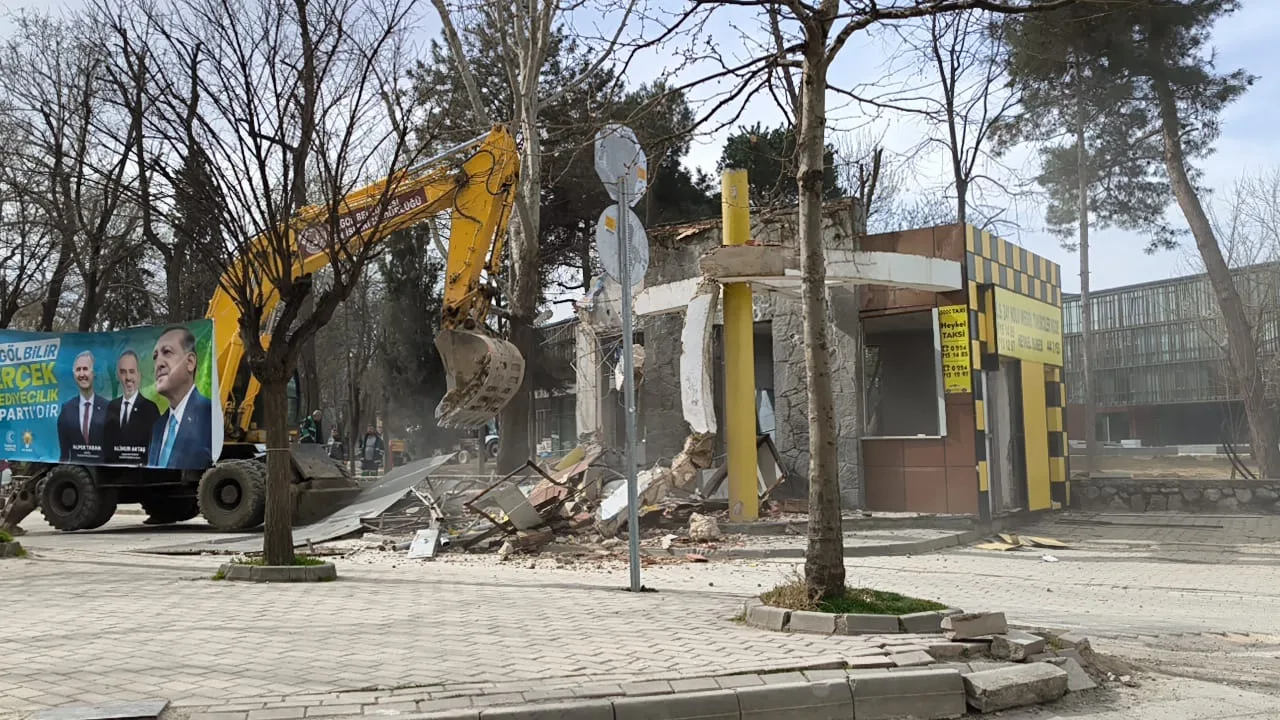 İnegöllülere yıllardır hizmet veren ‘Heykel Taksi Durağı’ yıkıldı