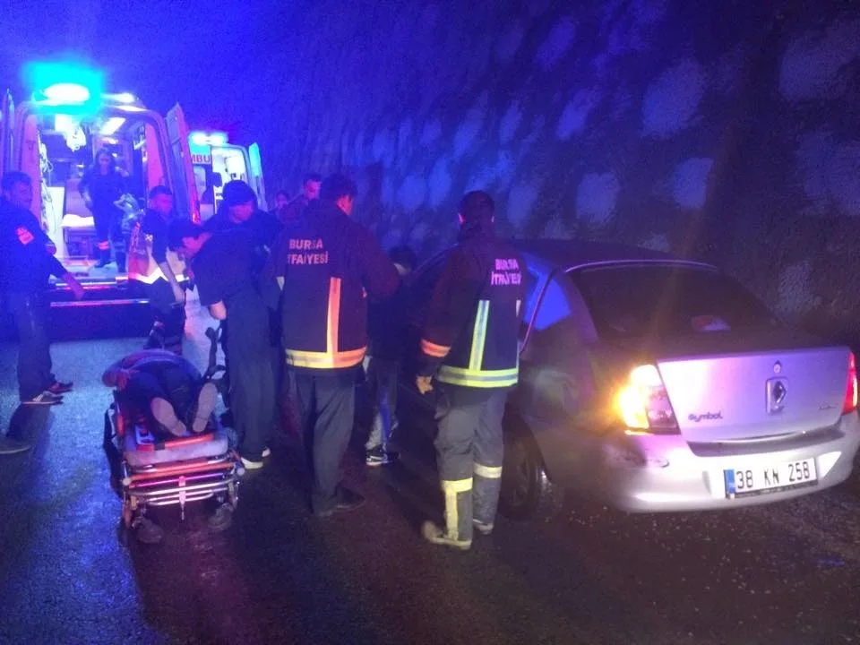 Virajı alamayınca bariyerlere çarptı