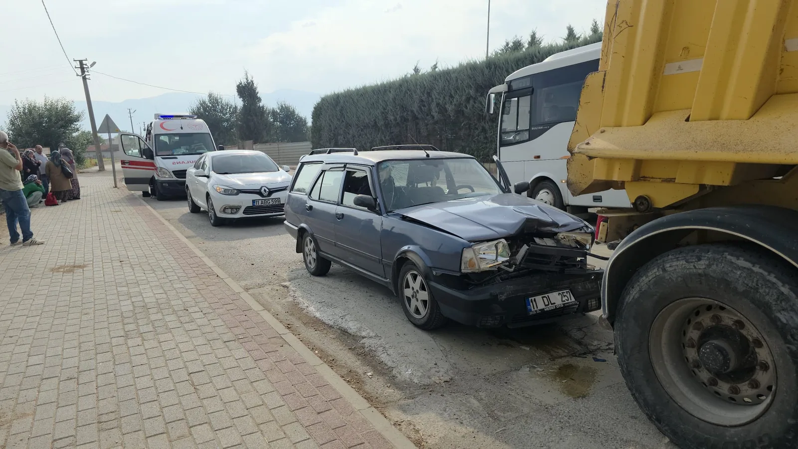 Frenleri tutmayan araç kamyona arkadan çarptı