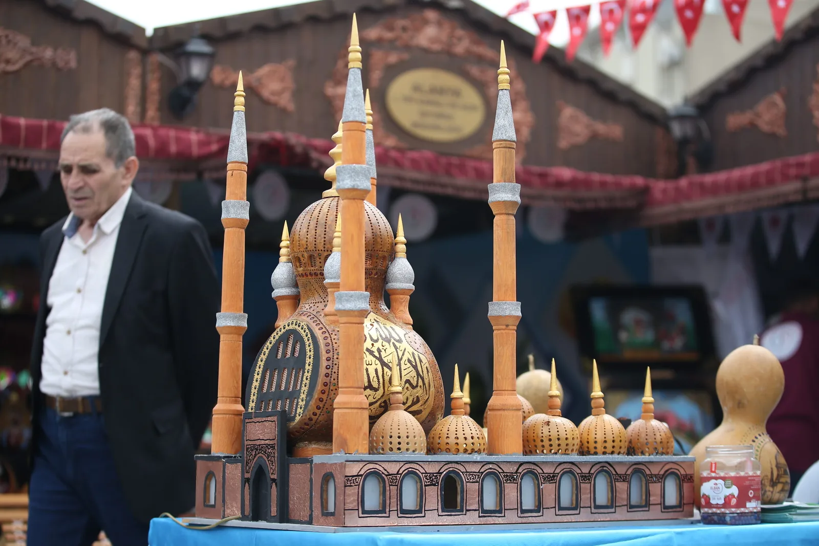 İşyurtları atölyelerinde üretilen ürünlerin sergilendiği fuarı, binlerce Bursalı ziyaret ediyor