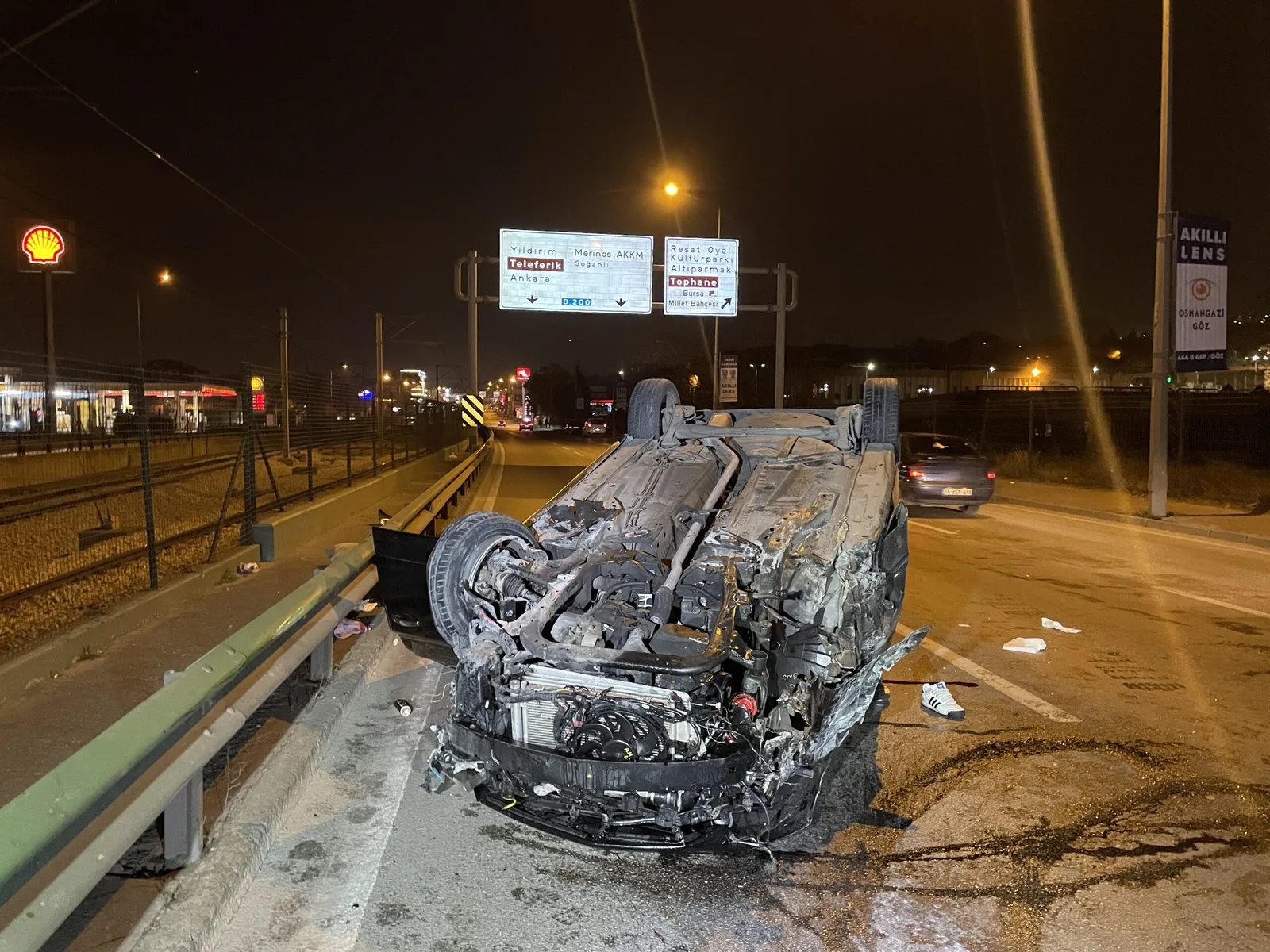 Aydınlatma direğine çarpıp takla atan otomobildeki 3 kişi yaralandı