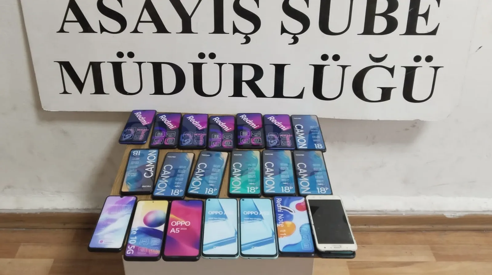 Mağazanın vitrinini çekiçle kırarak vitrindeki cep telefonlarını çalan kişi tutuklandı