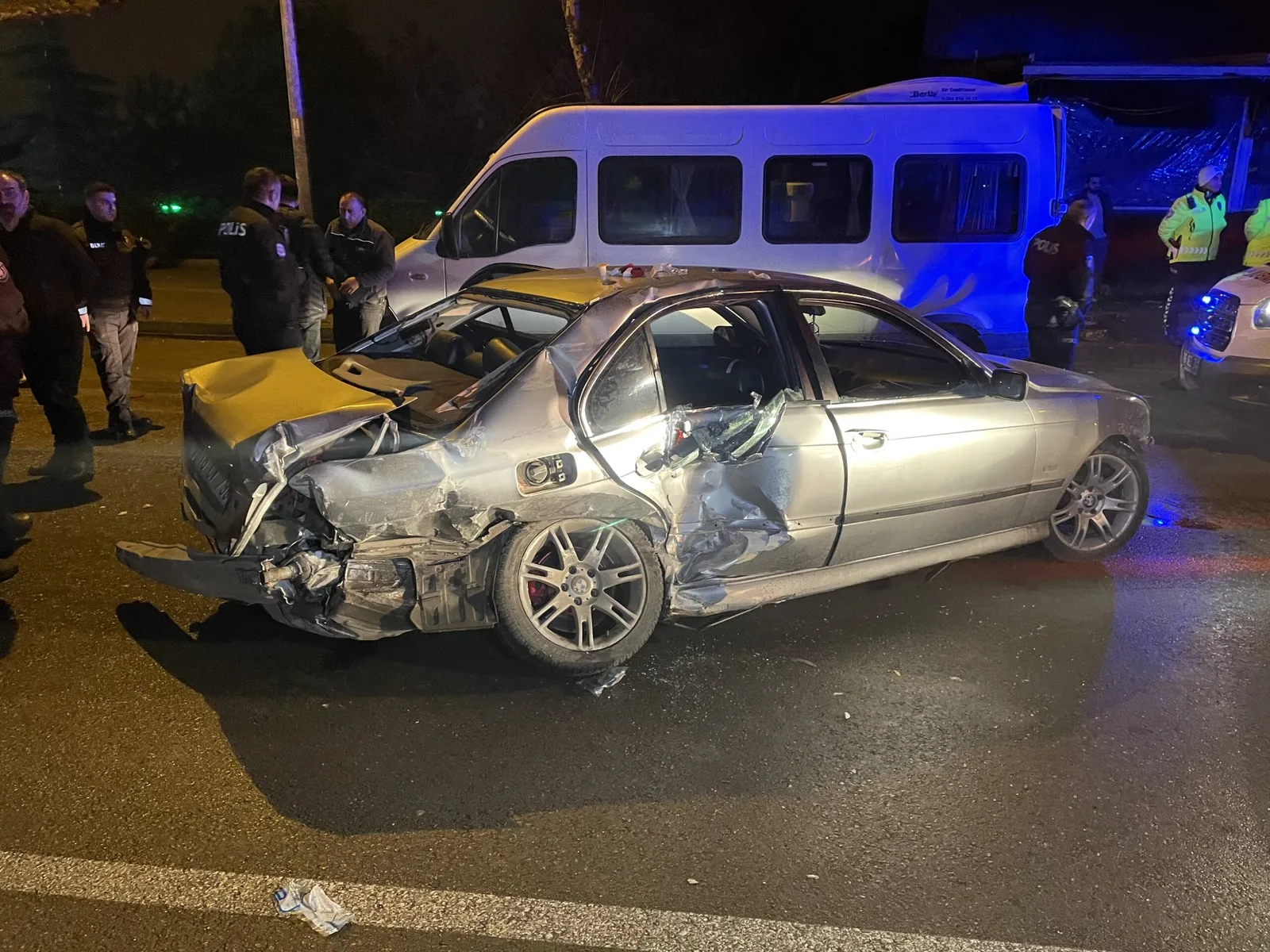 Polisten kaçarken kaza yapan otomobildeki 1 kişi öldü, 4 kişi yaralandı