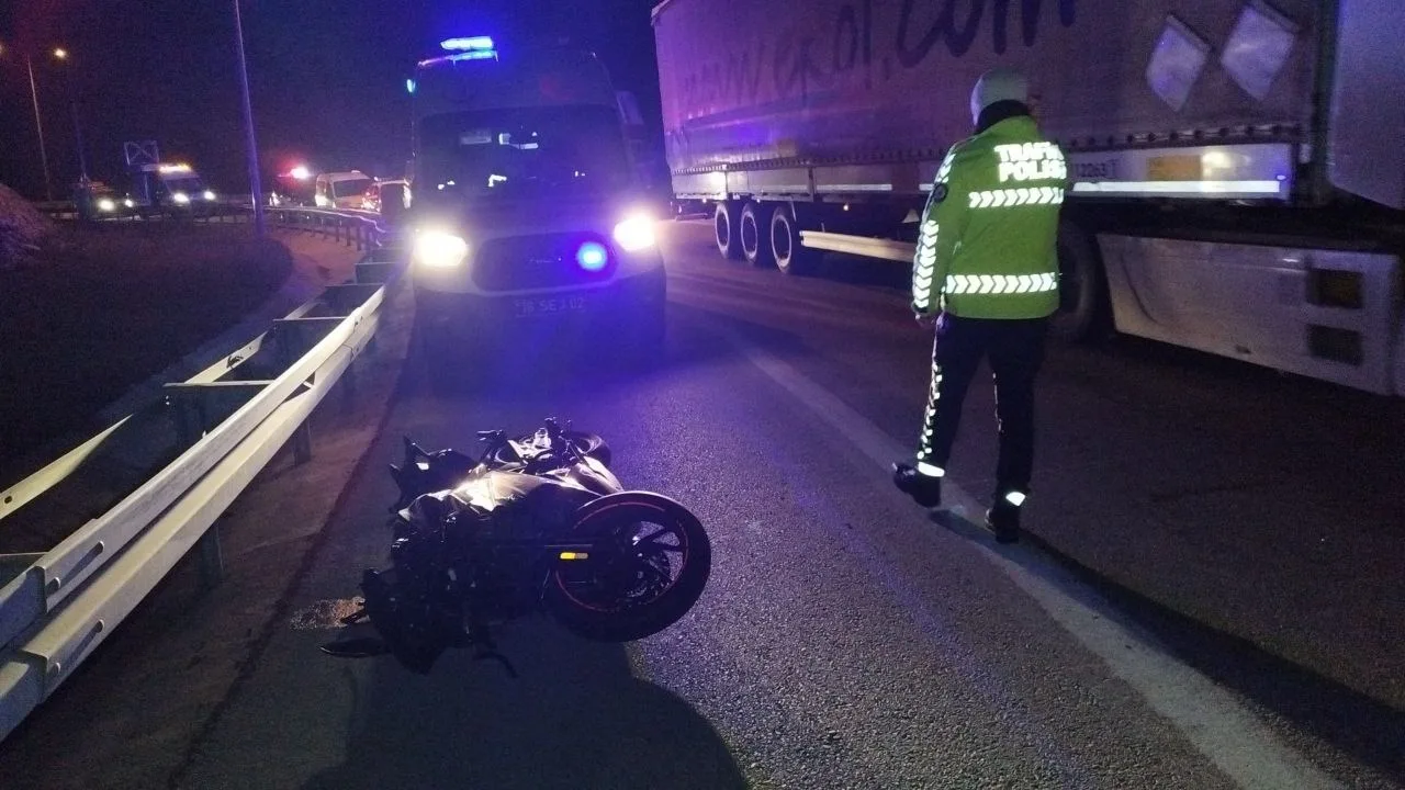 Bariyerlere çarpan motosiklet sürücüsü yaşamını yitirdi