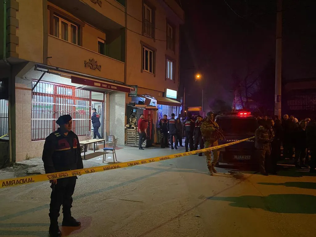Kahvehaneye ateş açarak 2 kişiyi yaralayan 2 zanlı tutuklandı