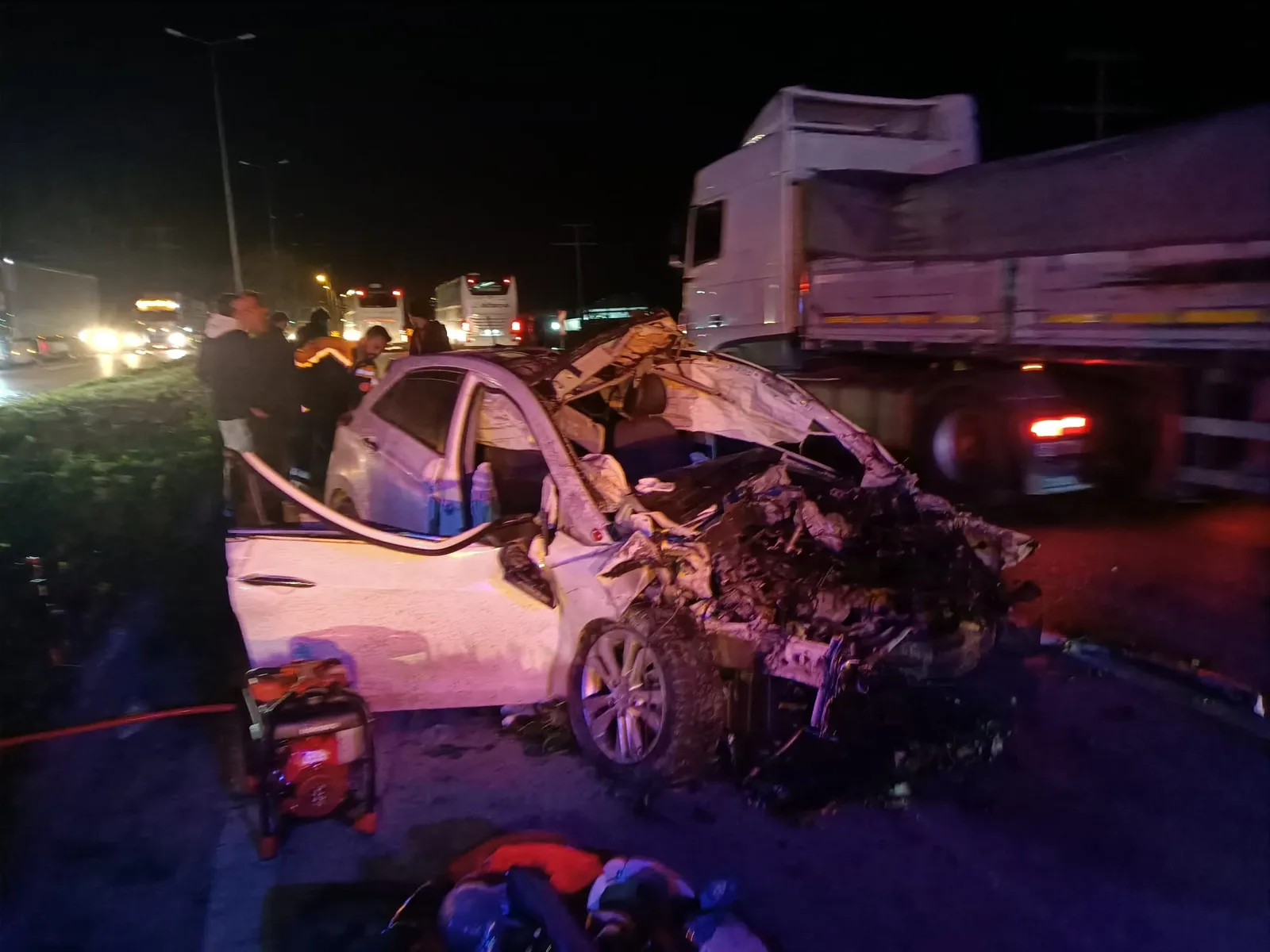 Üç aracın karıştığı trafik kazasında 1 kişi öldü, 2 kişi yaralandı