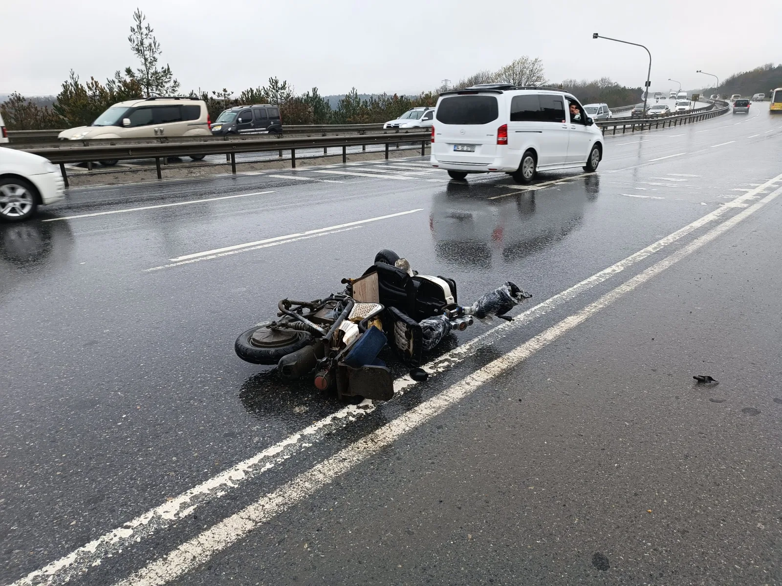 Minibüsle çarpışan motosiklet sürücüsü yaşamını yitirdi