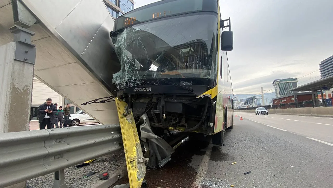 Halk otobüsü bariyere çarptı...5 kişi yaralandı