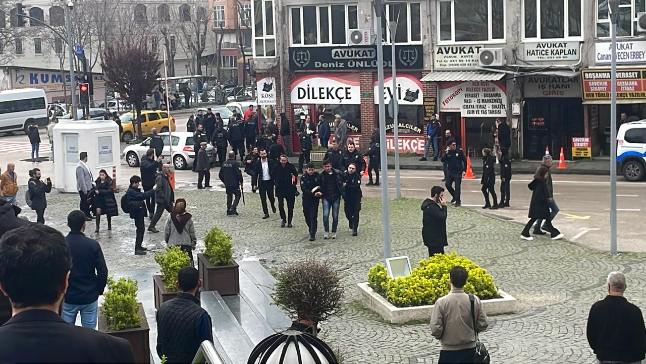 Adliyede bir davanın tarafları arasındaki kavgada 1 kişi yaralandı