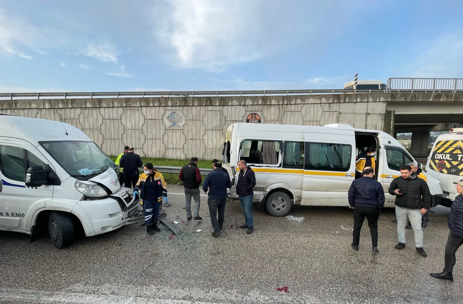 Servis minibüslerinin karıştığı kazada 15 kişi yaralandı