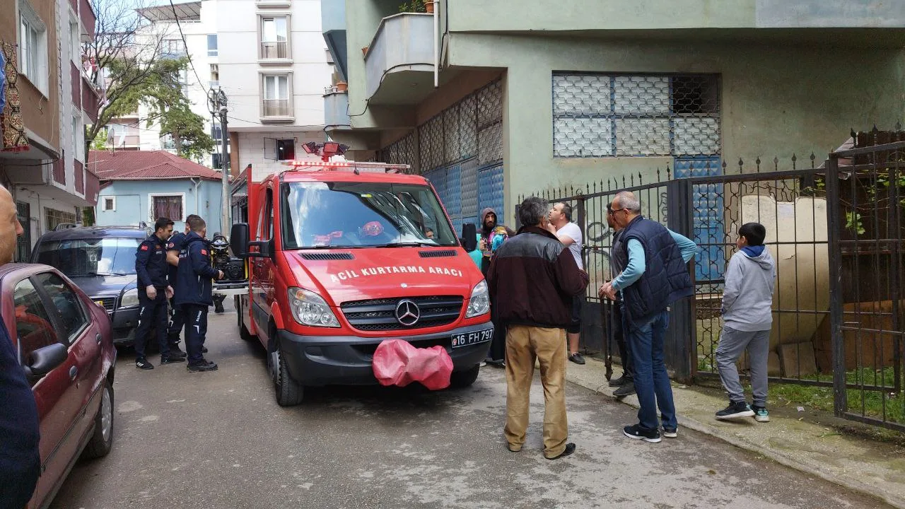 Çocuğun çenesine bahçe korkuluğu saplandı